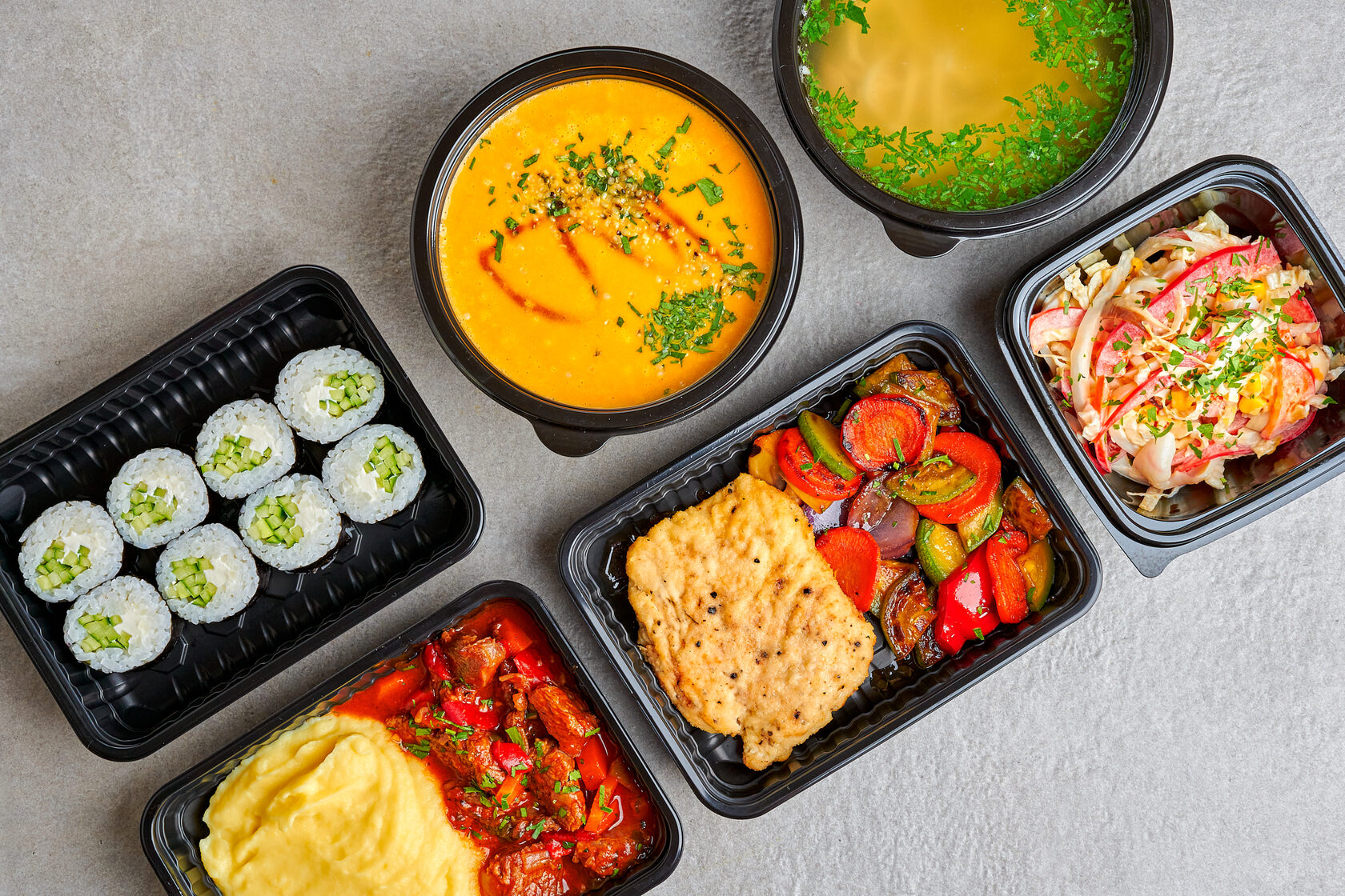 In che modo il design delle vaschette per alimenti in plastica PET influisce sulla loro capacità di preservare la qualità e la freschezza degli alimenti?