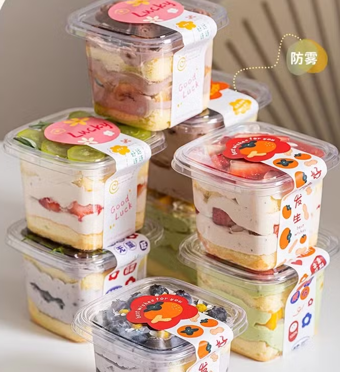 Un vassoio per alimenti in PS rilascia sostanze chimiche dannose a contatto con cibi caldi, rispetto a un vassoio per alimenti in PET?
